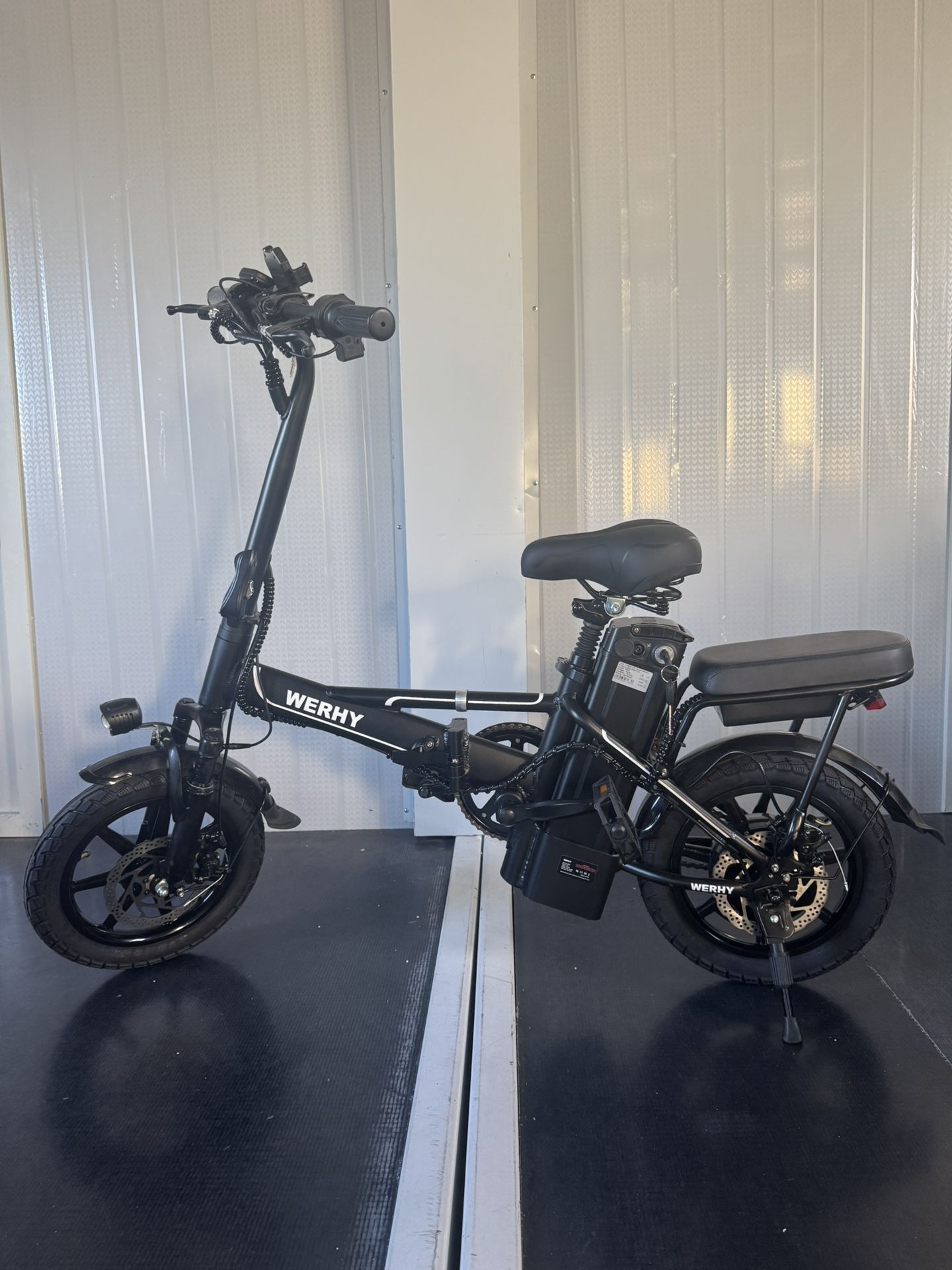 Folding electric bicycle