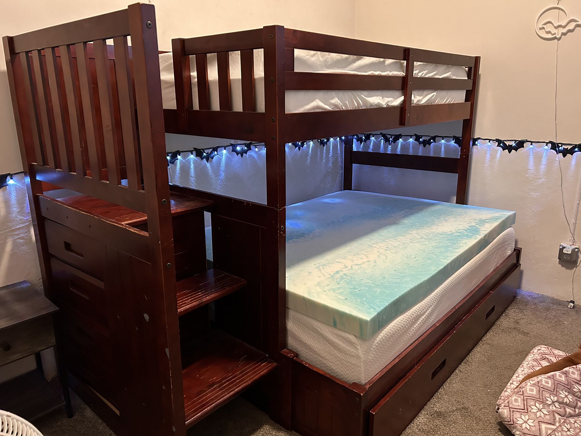 Bunk bed With Trundle! No Mattresses