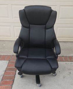 Large black office chair Pre-owned Good Condition, Please Read The Description.