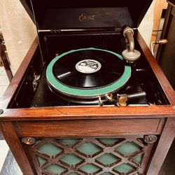 Antique Collectable Edison phonograph.