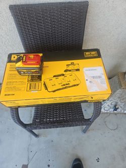 BRAND NEW DEWALT DCB104 4 PORT AND 9AH FLEXVOLT BATTERY KIT