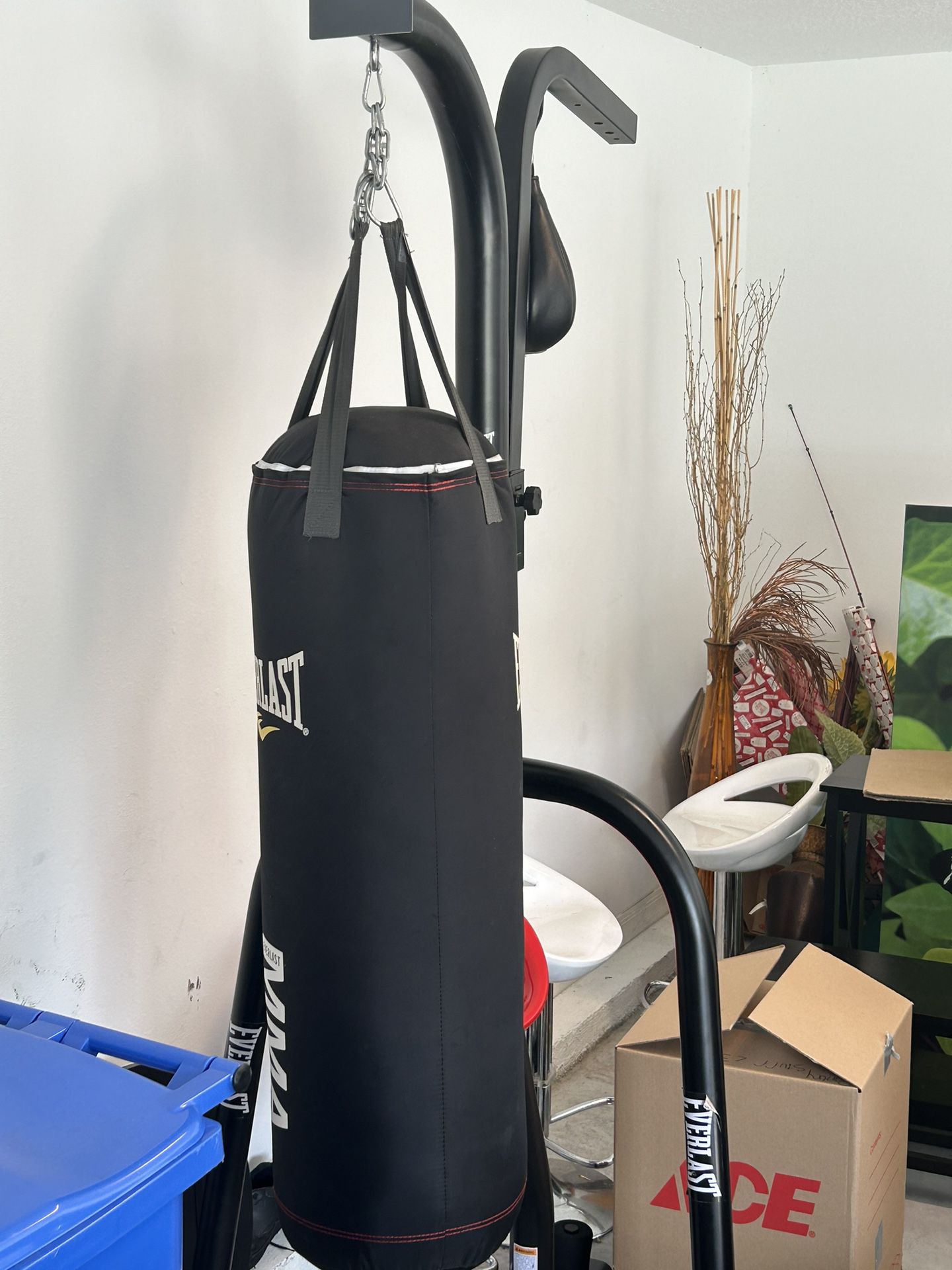 Everlast Heavy Bag With Stand 