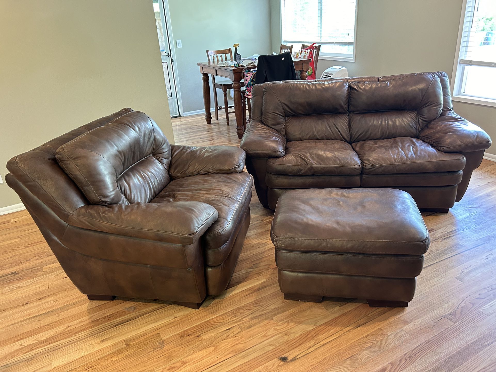 100% Leather Loveseat, Chair, and Ottoman, in Brown 