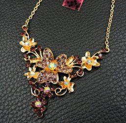 Beautiful! Purple Crystal & Rhinestone Necklace $17. OBO🐝🌻🐝Mix & Match Jewelry Items -The more you purchase, the better the deal!