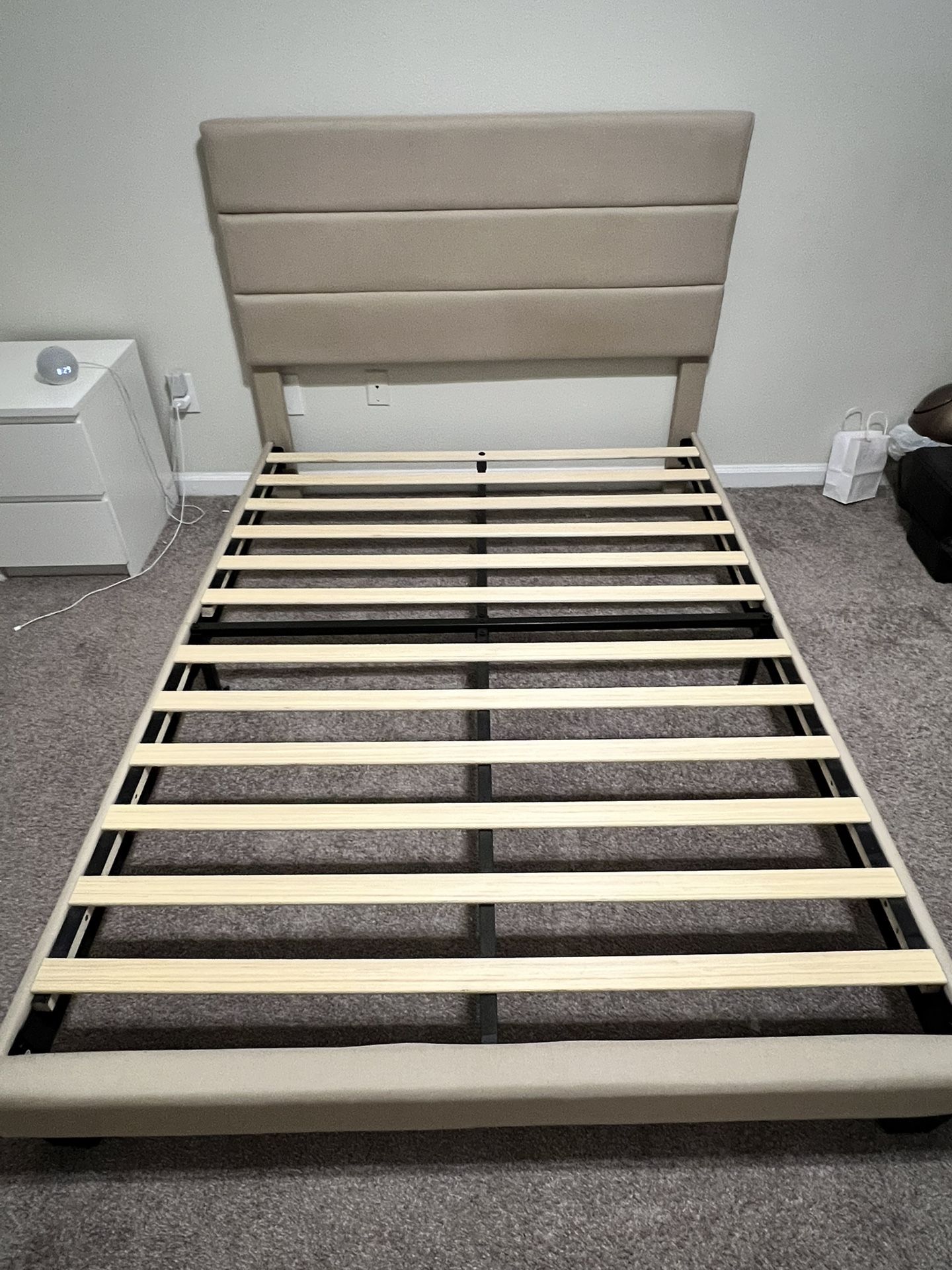 ✨ Full Size Bed Frame with Headboard – Like New! ✨