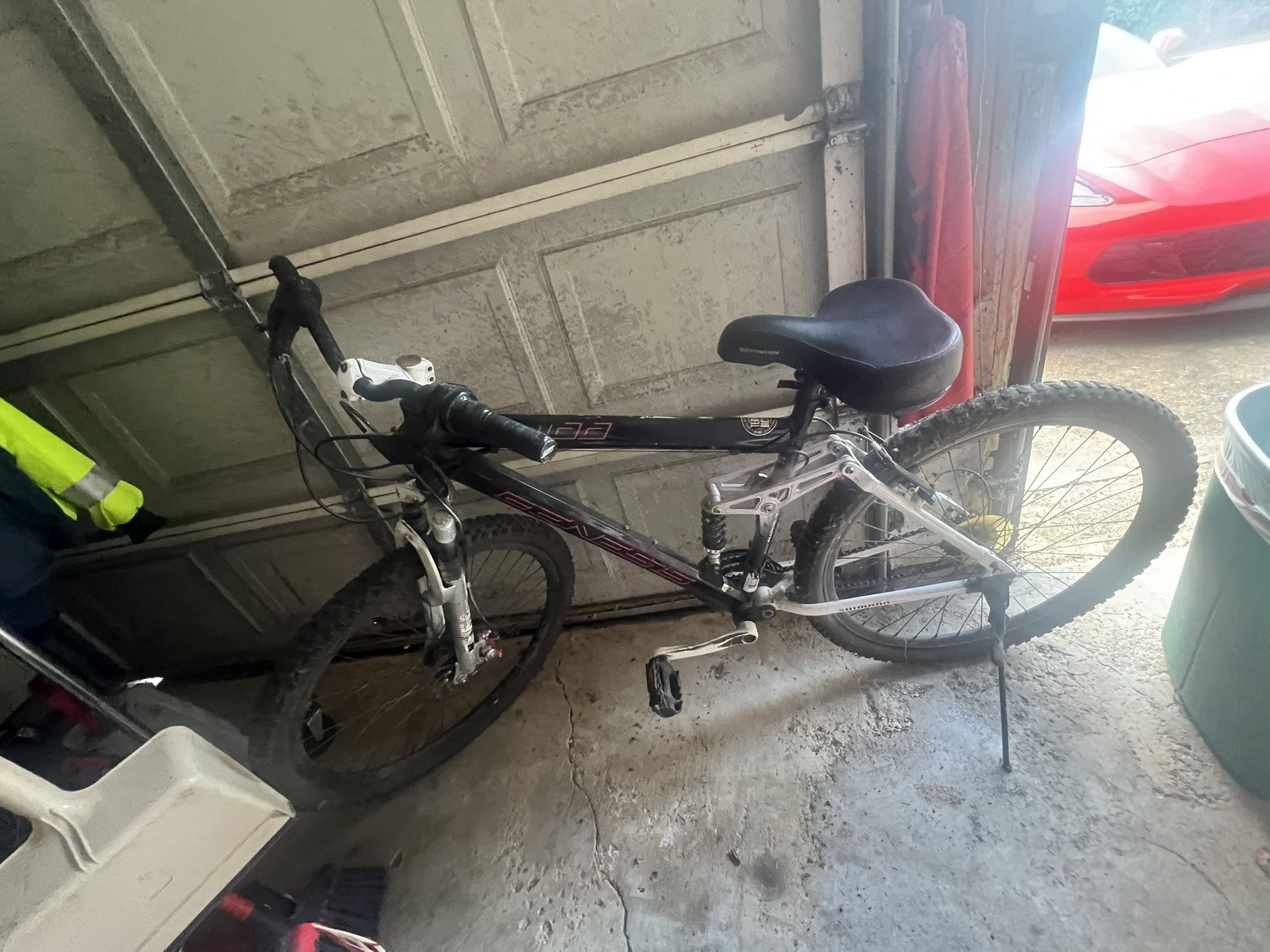 Genesis V2100 Mountain Bike