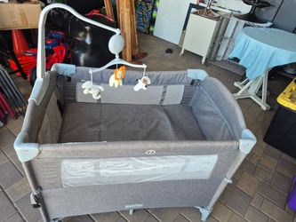 HARPPA PORTABLE PLAYPEN// BEDSIDE CRIB SLEEPER, IN VERY GOOD CONDITION