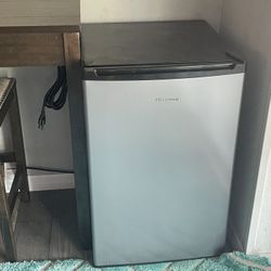 HISENSE MINI FRIDGE