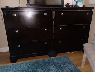 Bedroom furniture set