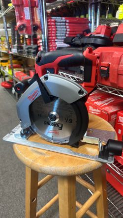 Milwaukee M18 18V Lithium-Ion Cordless 6-1/2 in. Circular Saw (Tool-Only)