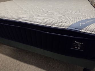 King Dreamcloud Premier Hybrid Mattress - Like New