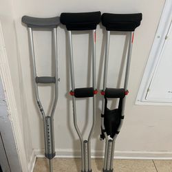 Crutches And 2 Cast Boots For Sale Attention: Athlète Or Trainers