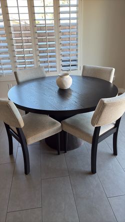 4 seat dinning table and chairs