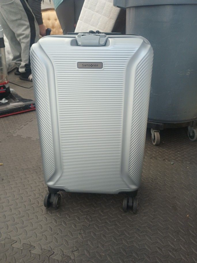 Samsonite Locking Suitcase for Sale in Kent, WA OfferUp