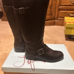 Women’s boots size 8