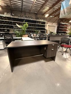 Single pedestal desk
