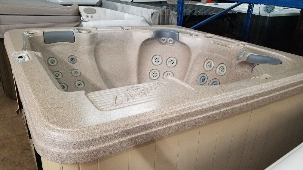 Pre-owned LA Spa 5-5 person Hot Tub with lounge