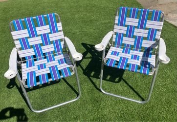 2 Folding Lawn Chairs