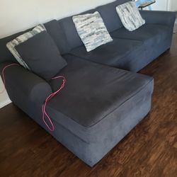 Sofa Chaise 2 Piesas Muy Buenas Condiciones  Como Nuevos ,no Manchas No Fumar. Y No Perros Nos Mudamos . O.B.O. 