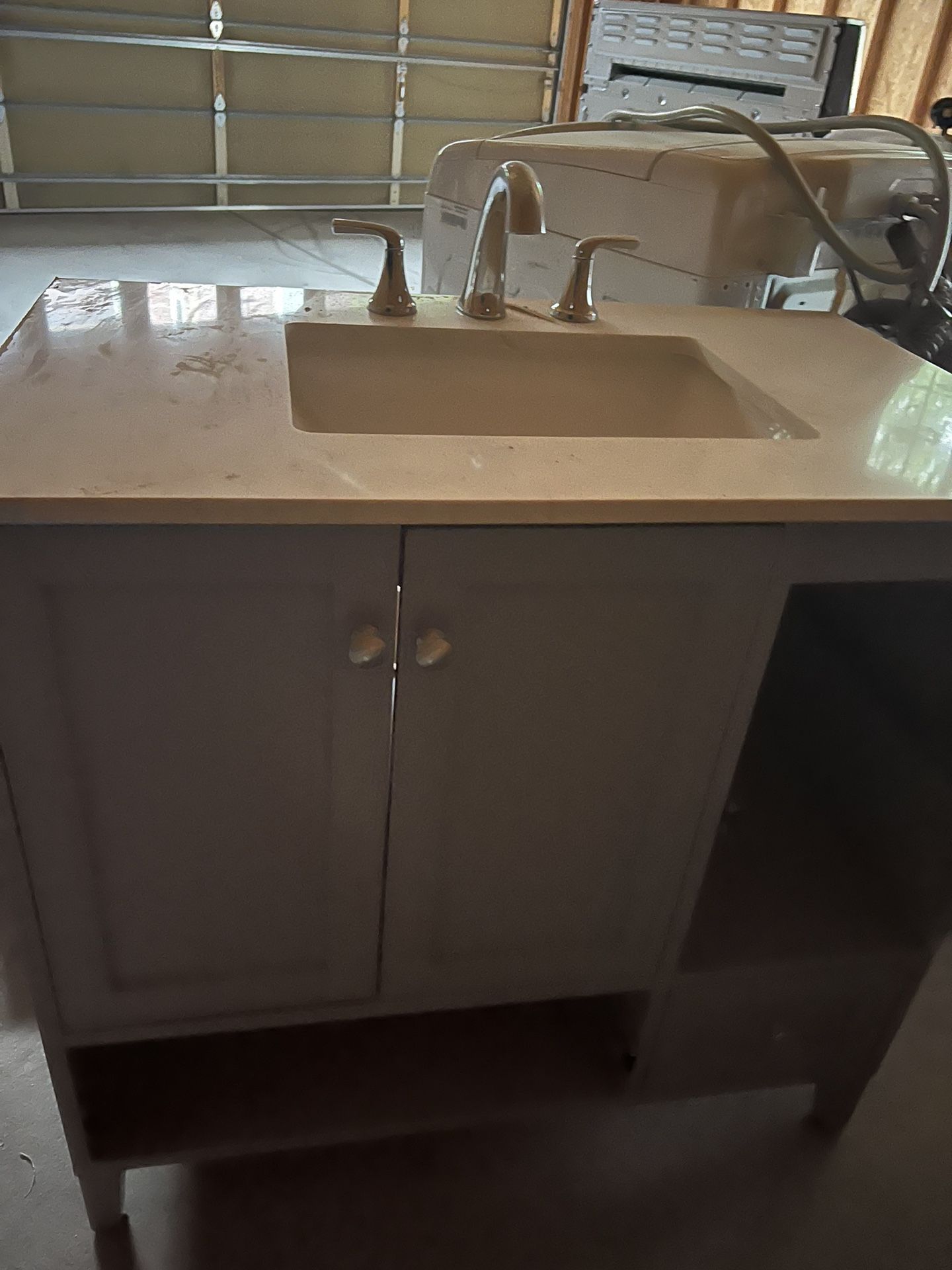 Bathroom Vanity With Granit And Faucets