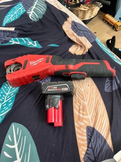 Milwaukee copper tubing cutter with battery