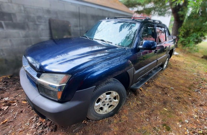 2004 Chevy Avalanche 1500 4WD - For Parts/AS-IS