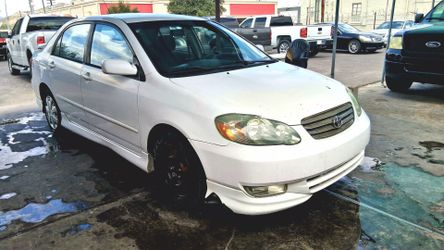 Toyota corolla 2004. Titulo limpio.a/c. Estándar..  4cilindros 160mil millas