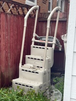 Pool ladder