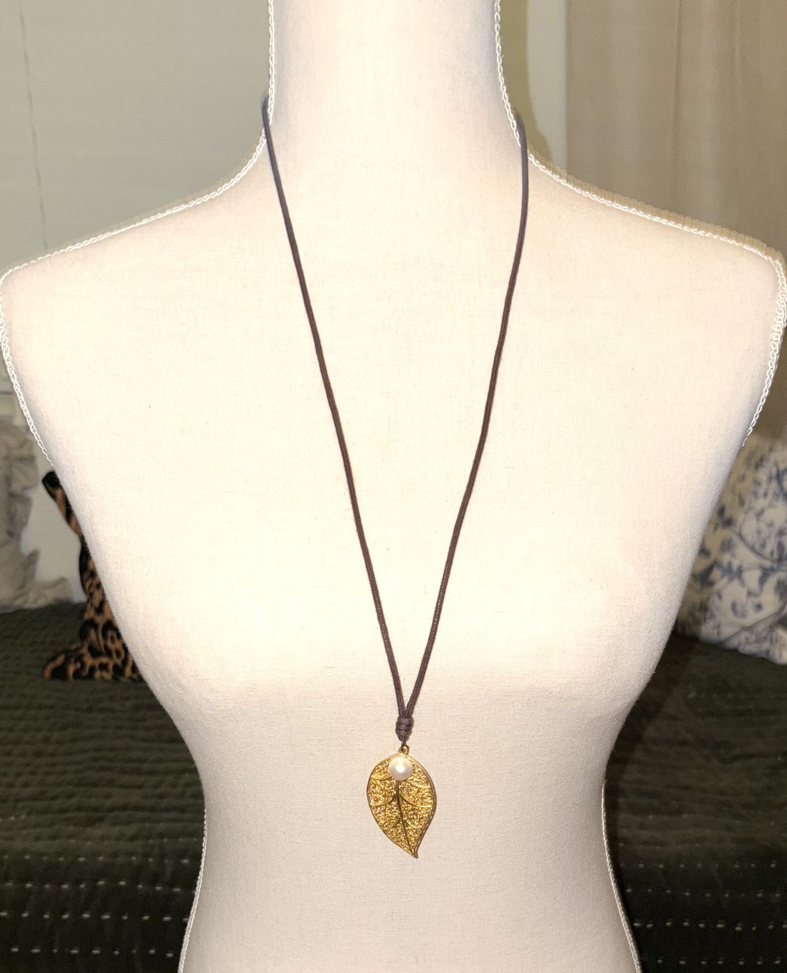 Long cord necklace with gold-plated leaf, filigram and pearl