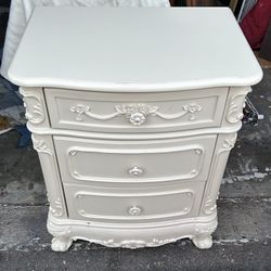 Homelegance Cinderella white nightstand 3 drawers Victorian floral decor L24”*D17”*H19”(address in description   👇delivery 🚚 available within 15 mil