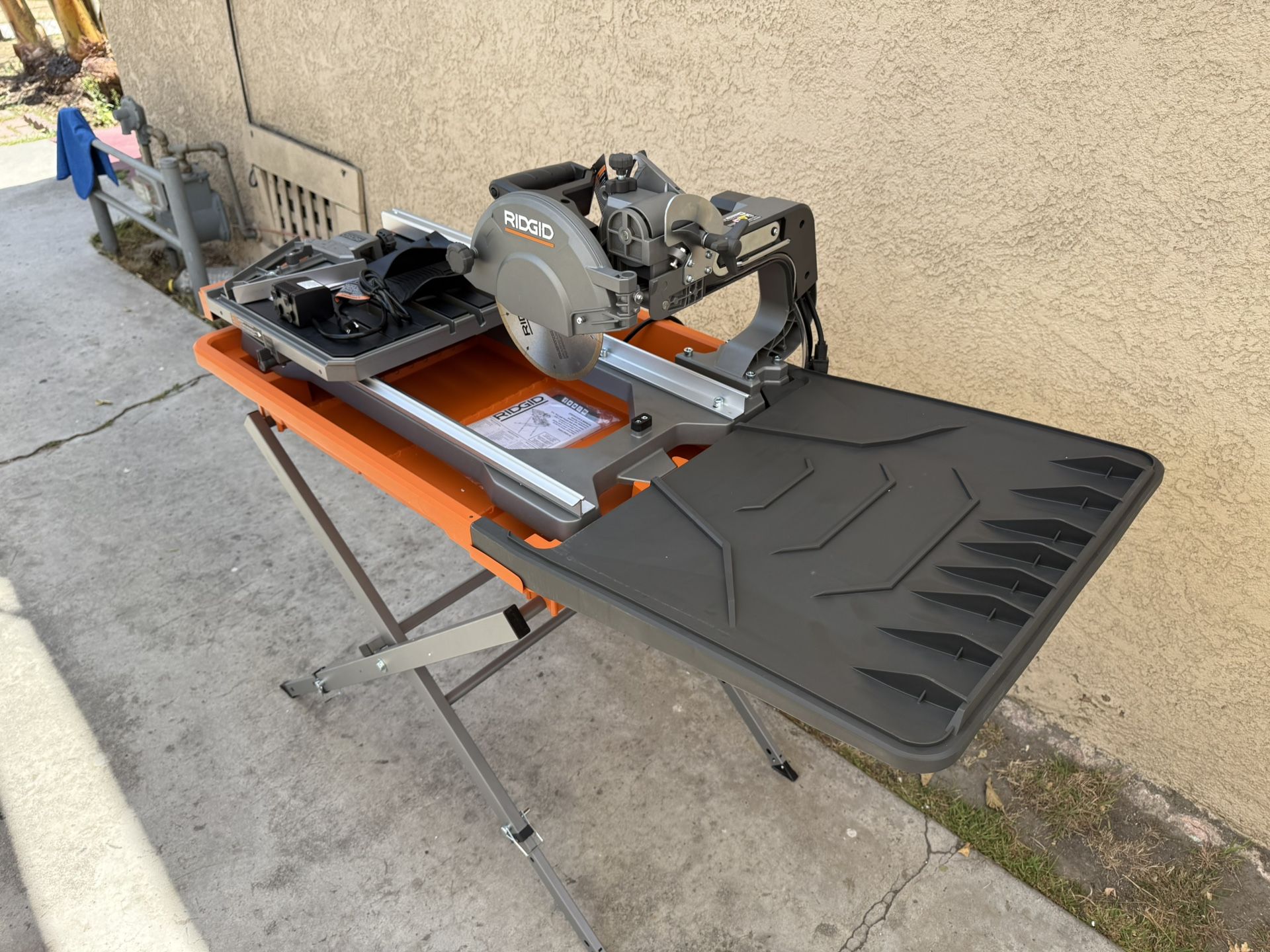 NEW RIDGID 12 Amp 8 in. Blade Corded Wet Tile Saw w/Extended Rip