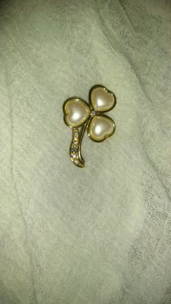 Clover brooch