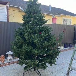 árbol de Navidad artificial de 10 pues solo se uso un año muy bonito muy barato
