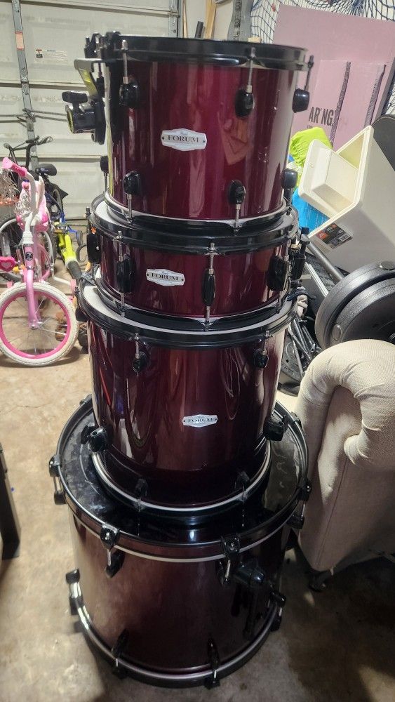 Pearl Forum Series 4 Peice Drum Set