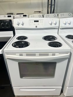 Estufa Kenmore de color blanco