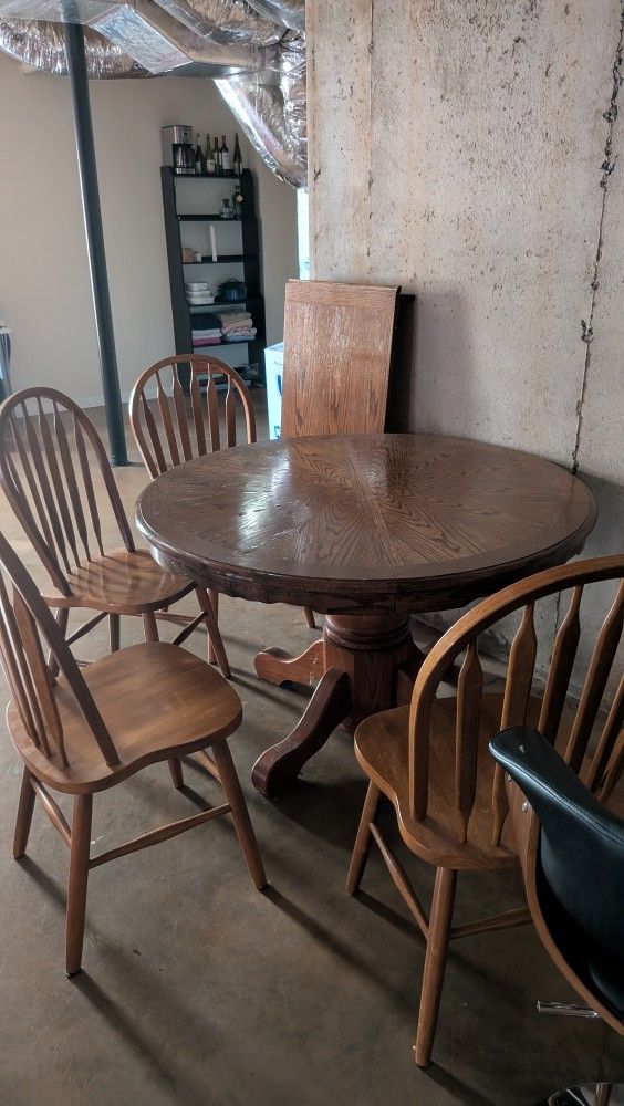 Solid Wood Round Table With 1 Leaf And 4 Chairs