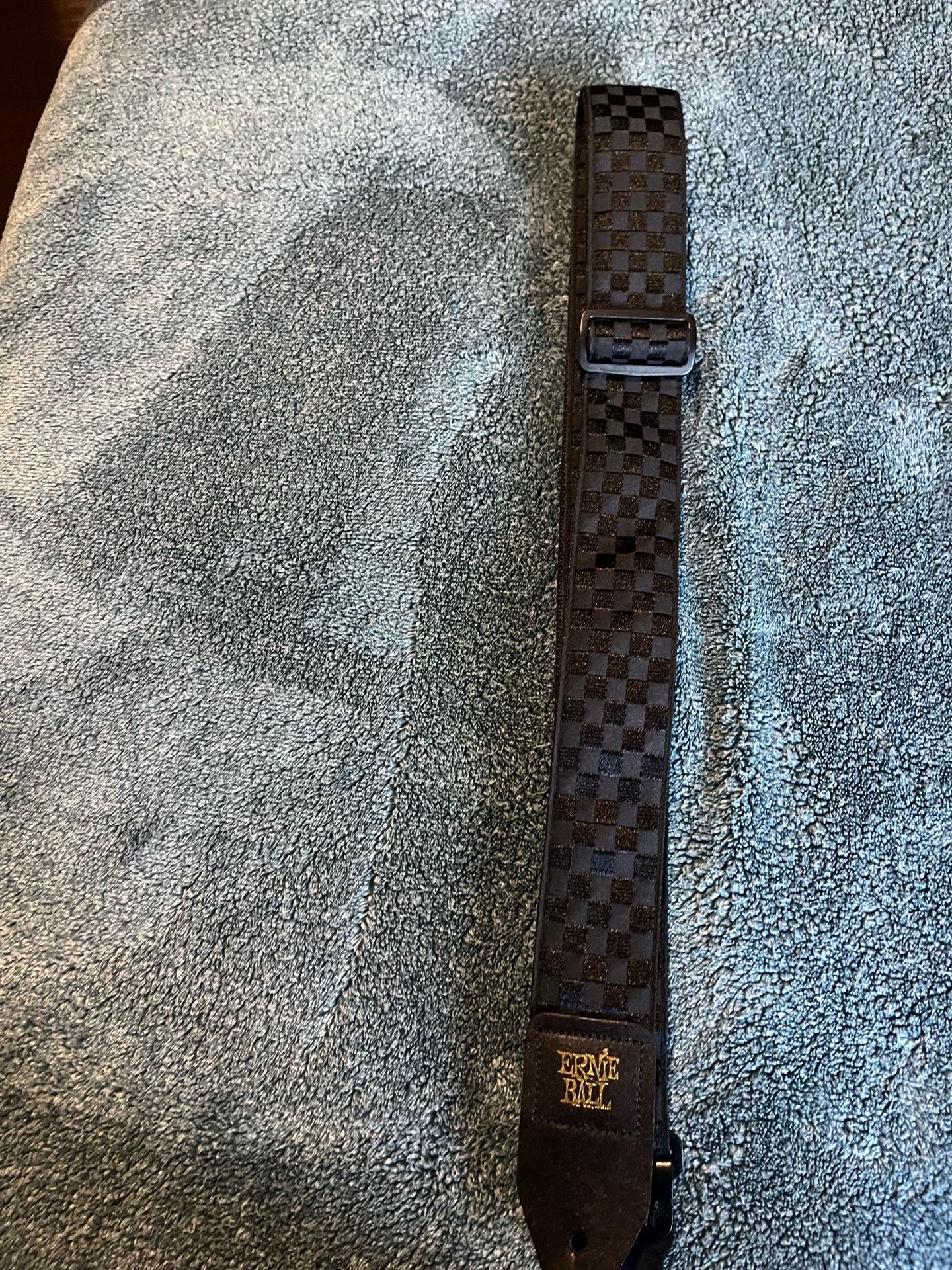 Brand, Mitchell color, black guitar