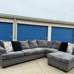 DELIVERY AVAILABLE 🚚🚛🚚 Awesome 3 piece reversible sectional