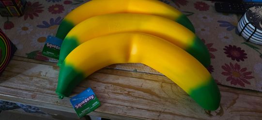 Toymendous Squeezy banana toy