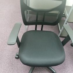 Lu
Black Mesh Back Office Chair w/ Armrest