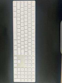 Apple Mac - Magic Keyboard full size with Numeric Keypad (Lightning)