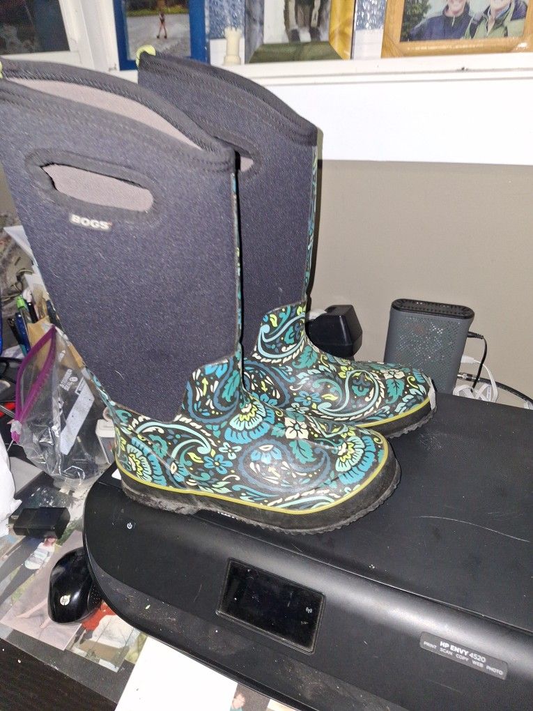 Bogs  Boots Womans Size 8