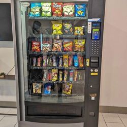 VENDING MACHINE WITH CREDIT CARD READER 