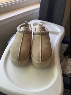 UGG- Beige /Lightly Used / Size 7