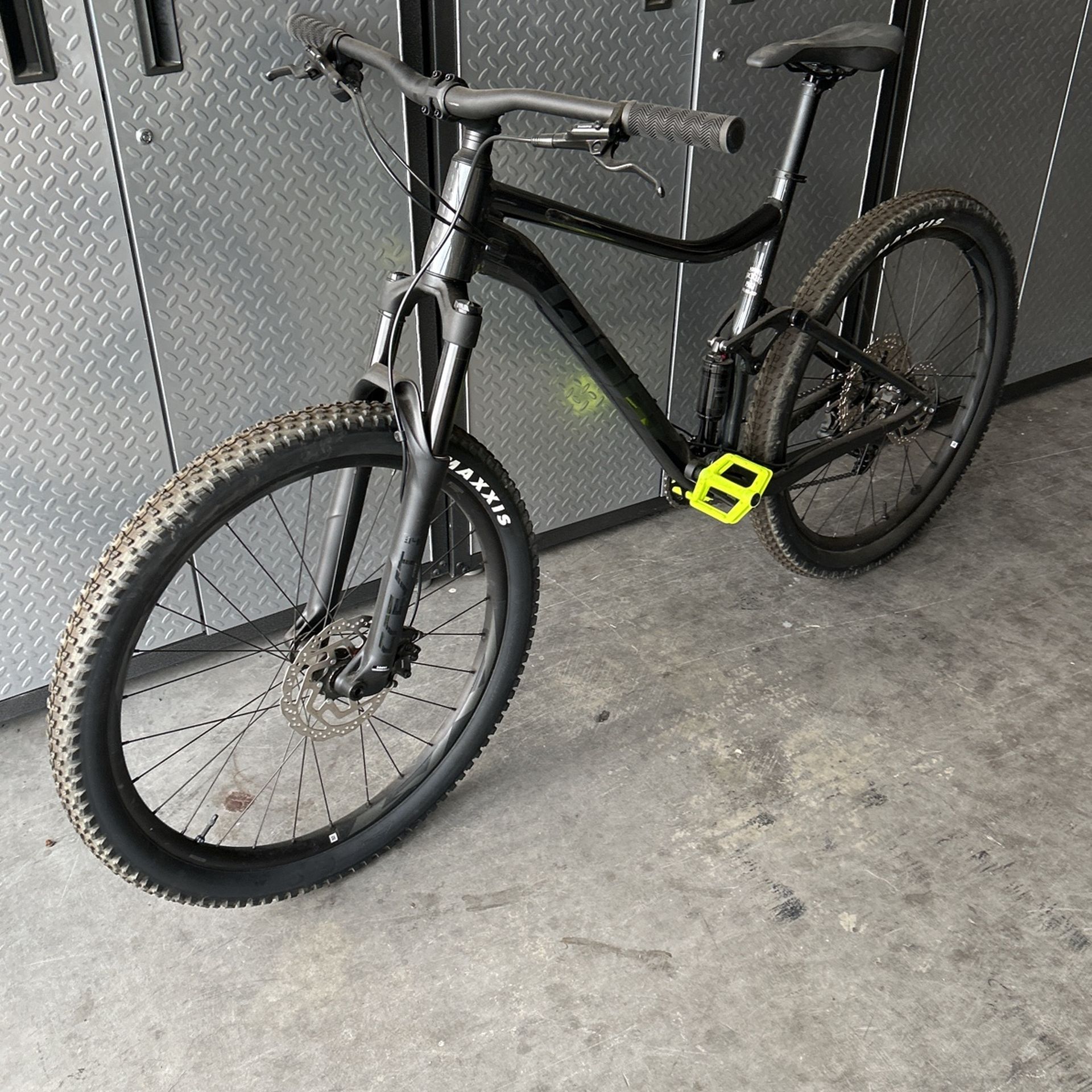 2023 Giant Stance Blacked Out Mountain Bike (Retail$1800)