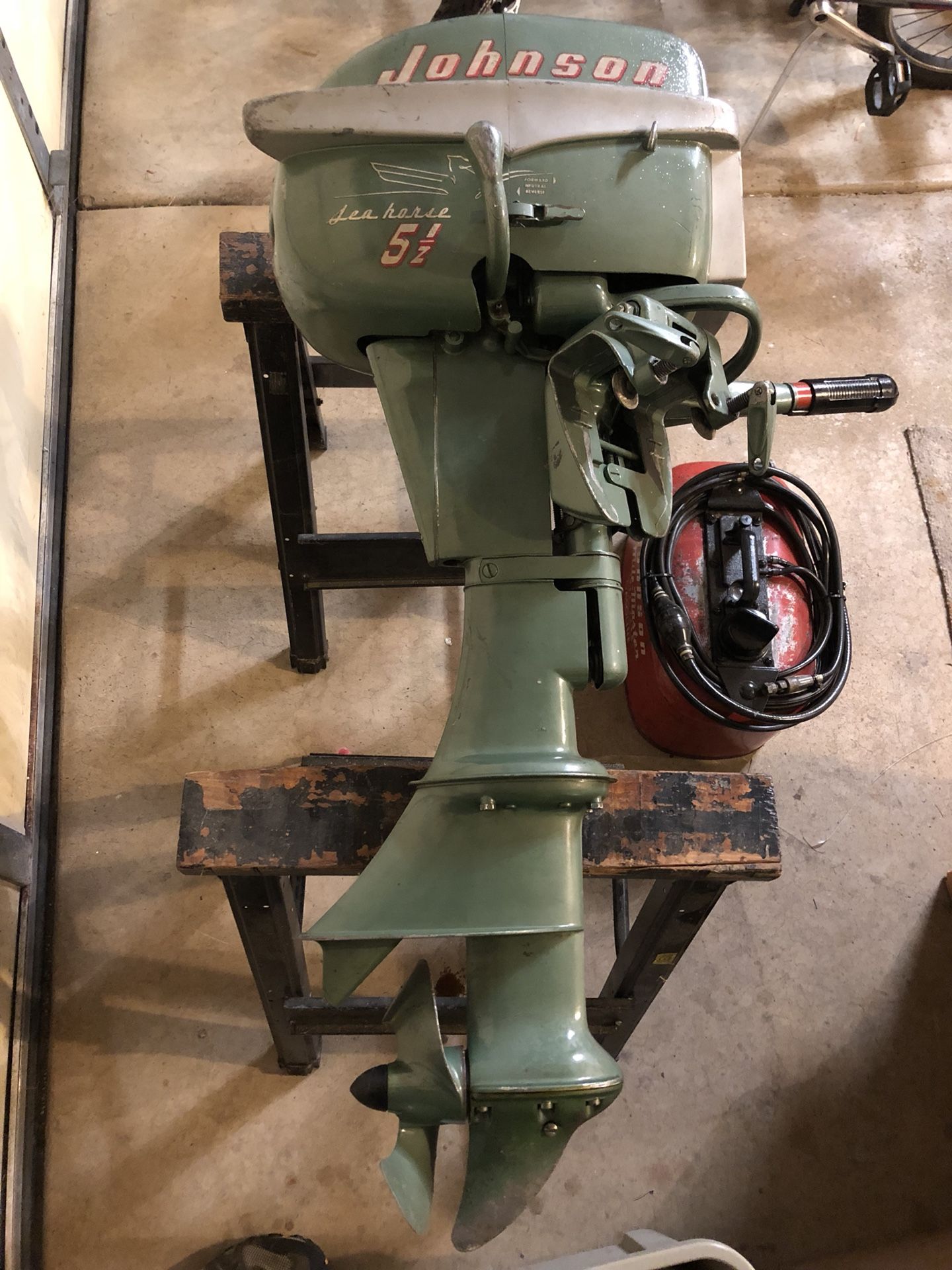 Vintage antique 1954 Johnson sea horse 5.5hp boat motor and tank
