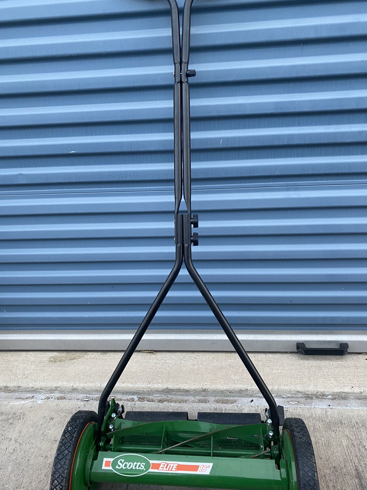 Scott’s Manual Push Lawn Mower