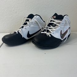 Nike Team Hustle D3 Basketball Shoes Youth Size 6Y (EU 38.5)