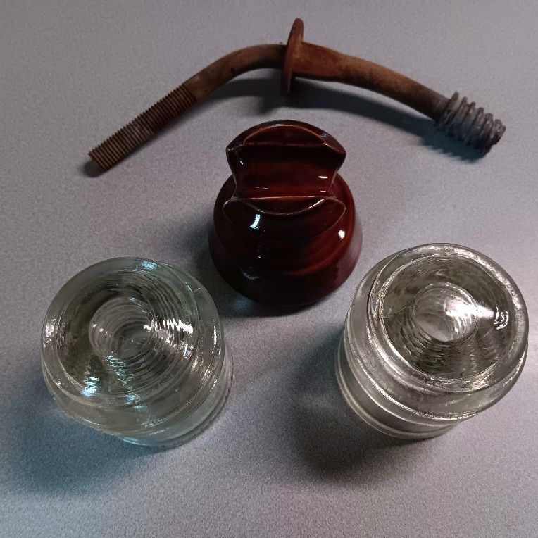 Insulators & Bracket