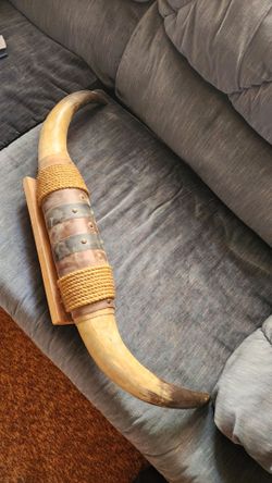 Decorative steer horn wall mount